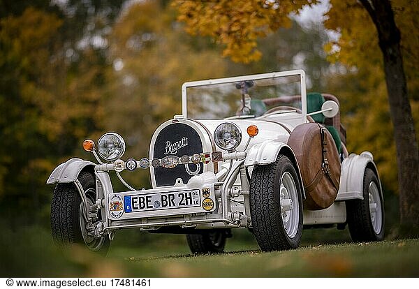 Oldtimer  Nachbau eines 1923er Bugatti 35 B aus dem Fertigstellungsjahr 1989 steht auf der Basis eines VW-Käfers mit einem 50-PS-Motor aus einem VW-Bully T2 mit 1  5 Liter Hubraum in Markt Schwaben  Bayern  Deutschland  Europa