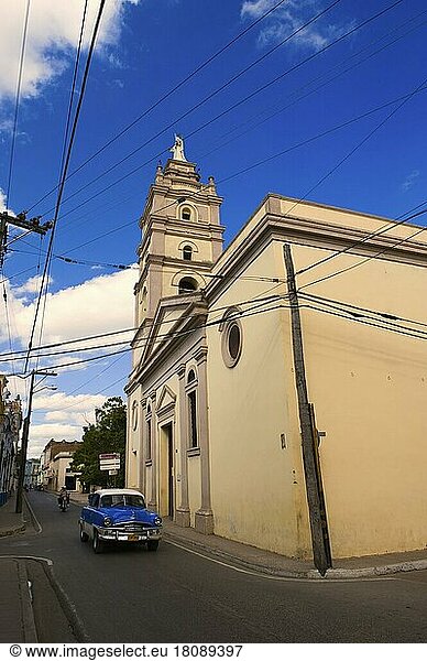 Oldtimer  Oldtimer  Kathedrale von Camaguey  Camaguey  Kuba  Mittelamerika