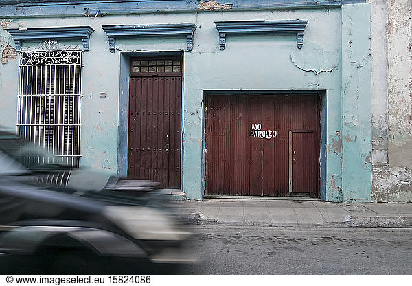 Oldtimer vorbei an altem Haus  Havanna  Kuba
