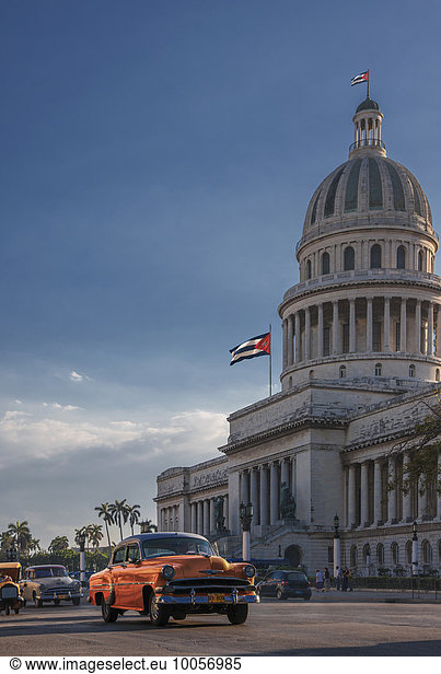 Oldtimerfahren vor dem Capitol Building  Havanna  Kuba