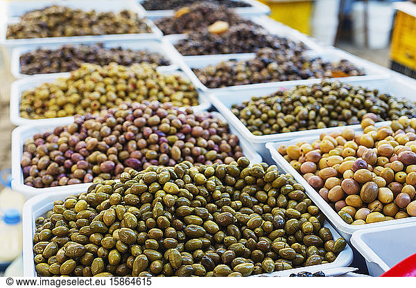 Oliven auf dem Frischwarenmarkt  Fethiye  Anatolien  Türkei  Kleinasien  Eurasien