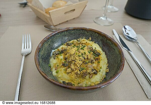 Olivenöl-Hummus mit pochiertem Ei und Curry Spanien.