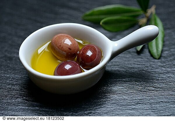 Olivenöl und Oliven in Schälchen  Amphisis-Oliven  Griechische Oliven aus Amphissa  Griechenland  Europa