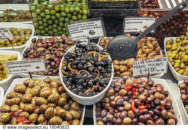 Oliven zum Verkauf auf dem Lebensmittelmarkt Mercato Delle Erbe in Bologna  der Hauptstadt und größten Stadt der Region Emilia Romagna in Norditalien.