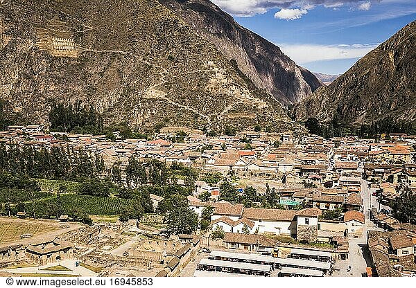 Ollantaytambo mit den Pinkullyuna-Inka-Lagerhäusern in den Bergen darüber  Heiliges Tal der Inkas  in der Nähe von Cusco  Peru