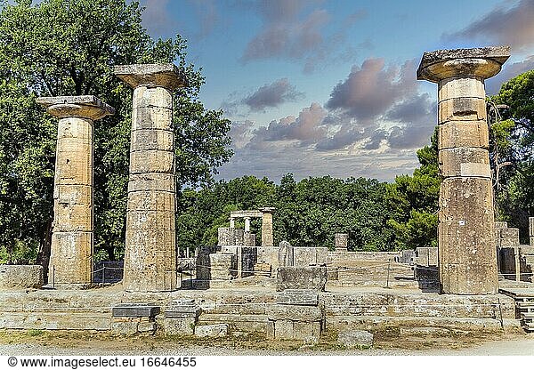 Olympia  Peloponnes  Griechenland. Antikes Olympia. Überreste des Tempels der Hera. Das antike Olympia gehört zum UNESCO-Weltkulturerbe.
