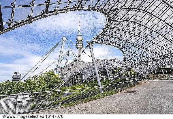 Olympiaturm mit Olympia-Zeltdach  links BMW-Turm  Olympiapark  Olympiagelände  München  Oberbayern  Bayern  Deutschland  Europa