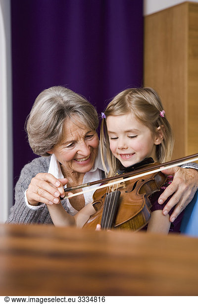 Oma unterrichtet Enkelkindermusik