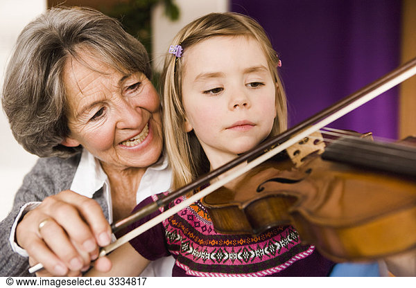 Oma unterrichtet Enkelkindermusik