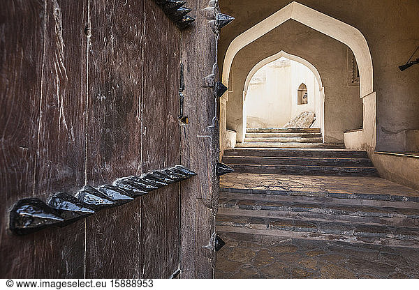 Oman  Ad Dakhiliyah  Bahla  Stacheltür und gewölbte Treppe im Fort Bahla