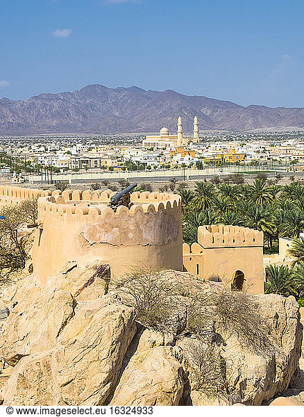 Oman  Region Al Batinah  Al Hajar-Gebirge  Fort Nakhal  Oase Nakhal und Jebel Nakhl-Massiv