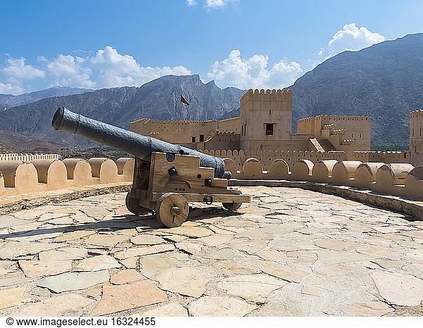 Oman  Region Al Batinah  Al Hajar-Gebirge  Nakhal  Fort Nakhal und Jebel Nakhl-Massiv