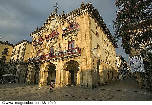 Onati O?ate in Guipuzcoa Gipuzkoa Baskenland Spanien im Juli 2020 Der Rathauspalast am Hauptplatz bei Sonnenuntergang