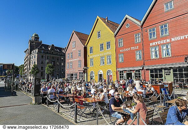 Open-Air-Cafés  Bryggen  Reihe von Hnaseatic Gebäuden  Unesco Weltkulturerbe  Bergen  Norwegen  Europa