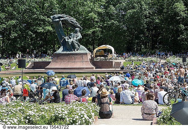 Open-Air-Konzert  Klavierkonzert am Chopin-Denkmal  ?azienki-Park  Park der Bäder  Warschau  Polen  Europa
