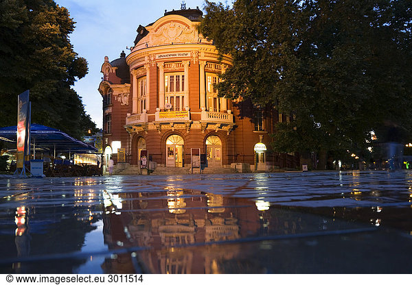 Opernhaus in Varna abends  Bulgarien  Europa