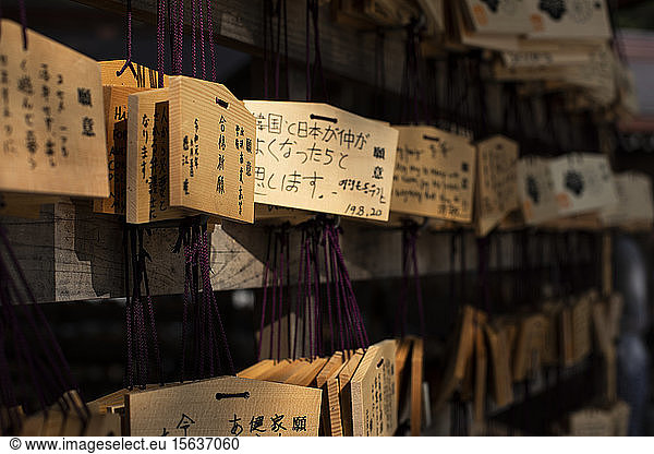 Opfergaben in einem Tempel in Tokio  Japan