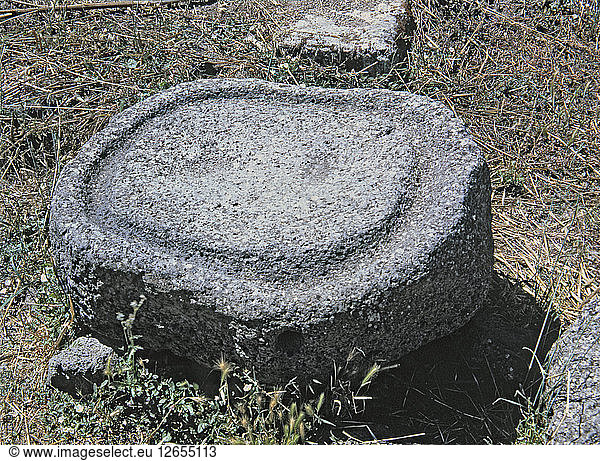 Opferstein in der phönizisch-punischen Nuraghe von Santu Antine.