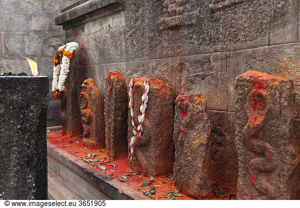 Opfersteine im Mahabaleshwara-Tempel  Chamundi Hill  Mysore  Maisur  Karnataka  Südindien  Indien  Südasien  Asien
