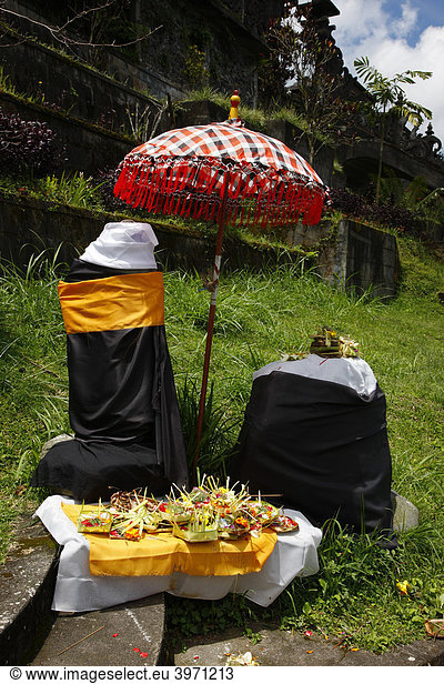 Opfersteine mit Opfergaben  hinduistisches Neujahr Fest  Pura Besakhi  findet alle 10 Jahre statt  am Vulkan Agung  2567m  Bali  Republik Indonesien  Asien