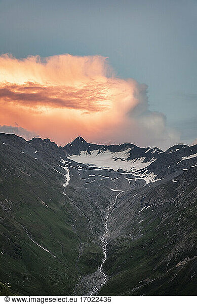 Orange Sonnenuntergang Wolken über Berglandschaft
