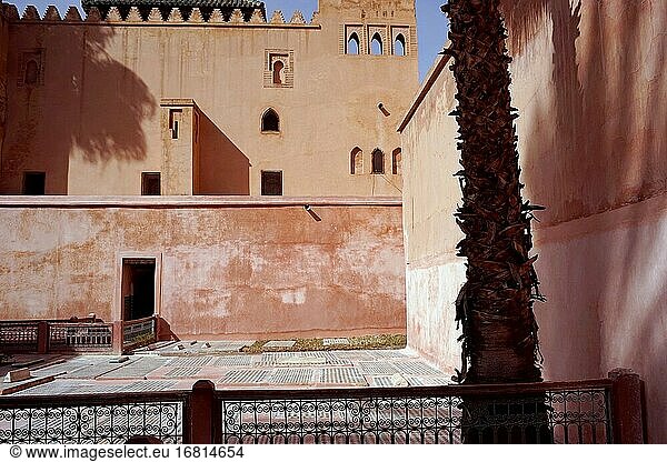 Orangefarbene Gebäude und Grabsteine in Historic? Königlichen? Nekropole  Marrakesch  Marokko .