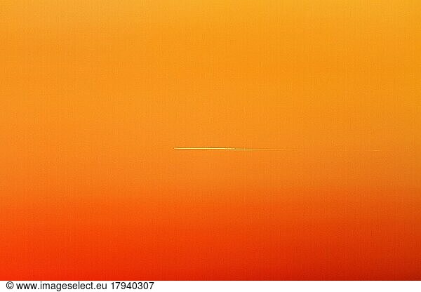 Orangefarbener Abendhimmel mit Kondensstreifen  Farbverlauf  Hintergrundbild  Südfrankreich