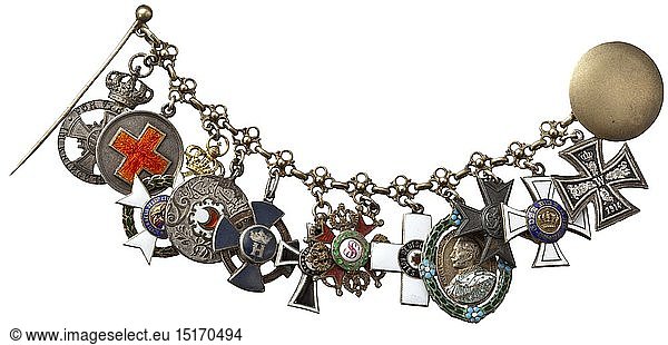 ORDEN HESSEN - DARMSTADT  Carl von Weinberg - Miniaturenkettchen ZwÃ¶lfteiliges Kettchen mit PreuÃŸen: Eisernes Kreuz 2. Klasse 1914  Kronenorden mindestens der 3. Klasse  Verdienstkreuz fÃ¼r Kriegshilfe 1916  Verdienstabzeichen der Kaiser Wilhelm-Gesellschaft in Berlin  Deutsches Reich: Rot Kreuz-Ehrenzeichen 2. oder 1. Klasse  Russland: Stanislaus-Orden  Ã–sterreich: Marianer-Kreuz  Hessen-Darmstadt: Komturkreuz 2. Klasse des Ordens des Sterns von Brabant  TÃ¼rkei: Medaille des Eisernen Halbmondes in Silber  Griechenland: ErlÃ¶ser-Orden  Russland: Erinnerungsmedaille 1904 - 1905 des Roten Kreuzes zum Russisch-Japanischen Krieg und Sachsen-Meinigen: Ehrenzeichen fÃ¼r Verdienst im Krieg 1915. Der am 14. September 1861 in Frankfurt am Main als Sohn einer jÃ¼dischen Kaufmannsfamilie geborene Carl von Weinberg und sein Bruder Arthur waren EigentÃ¼mer der 1925 zur I.G. Farbenindustrie AG fusionierten Casella Farbwerke. Carl von Weinberg war Mitglied der deutschen Delegation bei den Versailler Friedensverhandlungen. Von den Nationalsozialisten verfolgt und enteignet  flieht Carl nach Italien und stirbt dort im Exil bei seiner Schwester in Rom am 14. MÃ¤rz 1943. Sein Bruder Arthur verstarb nur sechs Tage spÃ¤ter im Konzentrationslager Theresienstadt.
