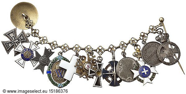 ORDEN HESSEN - DARMSTADT  Carl von Weinberg - Miniaturenkettchen ZwÃ¶lfteiliges Kettchen mit PreuÃŸen: Eisernes Kreuz 2. Klasse 1914  Kronenorden mindestens der 3. Klasse  Verdienstkreuz fÃ¼r Kriegshilfe 1916  Verdienstabzeichen der Kaiser Wilhelm-Gesellschaft in Berlin  Deutsches Reich: Rot Kreuz-Ehrenzeichen 2. oder 1. Klasse  Russland: Stanislaus-Orden  Ã–sterreich: Marianer-Kreuz  Hessen-Darmstadt: Komturkreuz 2. Klasse des Ordens des Sterns von Brabant  TÃ¼rkei: Medaille des Eisernen Halbmondes in Silber  Griechenland: ErlÃ¶ser-Orden  Russland: Erinnerungsmedaille 1904 - 1905 des Roten Kreuzes zum Russisch-Japanischen Krieg und Sachsen-Meinigen: Ehrenzeichen fÃ¼r Verdienst im Krieg 1915. Der am 14. September 1861 in Frankfurt am Main als Sohn einer jÃ¼dischen Kaufmannsfamilie geborene Carl von Weinberg und sein Bruder Arthur waren EigentÃ¼mer der 1925 zur I.G. Farbenindustrie AG fusionierten Casella Farbwerke. Carl von Weinberg war Mitglied der deutschen Delegation bei den Versailler Friedensverhandlungen. Von den Nationalsozialisten verfolgt und enteignet  flieht Carl nach Italien und stirbt dort im Exil bei seiner Schwester in Rom am 14. MÃ¤rz 1943. Sein Bruder Arthur verstarb nur sechs Tage spÃ¤ter im Konzentrationslager Theresienstadt.
