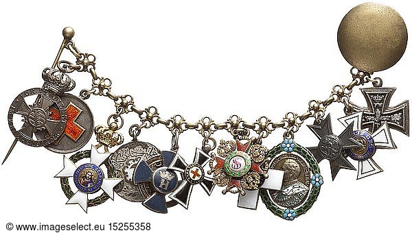 ORDEN HESSEN - DARMSTADT  Carl von Weinberg - Miniaturenkettchen ZwÃ¶lfteiliges Kettchen mit PreuÃŸen: Eisernes Kreuz 2. Klasse 1914  Kronenorden mindestens der 3. Klasse  Verdienstkreuz fÃ¼r Kriegshilfe 1916  Verdienstabzeichen der Kaiser Wilhelm-Gesellschaft in Berlin  Deutsches Reich: Rot Kreuz-Ehrenzeichen 2. oder 1. Klasse  Russland: Stanislaus-Orden  Ã–sterreich: Marianer-Kreuz  Hessen-Darmstadt: Komturkreuz 2. Klasse des Ordens des Sterns von Brabant  TÃ¼rkei: Medaille des Eisernen Halbmondes in Silber  Griechenland: ErlÃ¶ser-Orden  Russland: Erinnerungsmedaille 1904 - 1905 des Roten Kreuzes zum Russisch-Japanischen Krieg und Sachsen-Meinigen: Ehrenzeichen fÃ¼r Verdienst im Krieg 1915. Der am 14. September 1861 in Frankfurt am Main als Sohn einer jÃ¼dischen Kaufmannsfamilie geborene Carl von Weinberg und sein Bruder Arthur waren EigentÃ¼mer der 1925 zur I.G. Farbenindustrie AG fusionierten Casella Farbwerke. Carl von Weinberg war Mitglied der deutschen Delegation bei den Versailler Friedensverhandlungen. Von den Nationalsozialisten verfolgt und enteignet  flieht Carl nach Italien und stirbt dort im Exil bei seiner Schwester in Rom am 14. MÃ¤rz 1943. Sein Bruder Arthur verstarb nur sechs Tage spÃ¤ter im Konzentrationslager Theresienstadt.