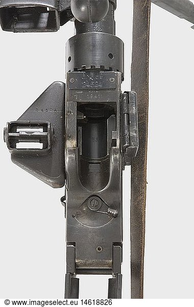 ORDONNANZWAFFEN DEUTSCHLAND BIS 1945  GranatbÃ¼chse 39  Kal. 7 9 mm Treibpatrone 318 (Kartusche)  Nr. 24524. Hauptteile nummerngleich. LauflÃ¤nge 590 mm  GesamtlÃ¤nge 123 cm. Einmannwaffe. Auf dem VerschlussgehÃ¤use bezeichnet 'Gr.B.39 / 24524 / bnz / 1941'. Div. Abnahmen Adler/'WaA624'. Der Lauf codiert 'bnz / 40 / SiB12'  der SchieÃŸbecher 'Gr.B.39 / ch'. Bestandteile: Lauf mit SchieÃŸbecher und Handgriff. VerschlussgehÃ¤use mit SchulterstÃ¼tze  Verschluss  Auswerfer  Sicherung und GriffstÃ¼ck. Visiereinrichtung. Langes Zweibein  nachempfunden dem des MG 34  markiert 'PzB39'. Trageriemen. VollstÃ¤ndige originale BrÃ¼nierung mit geringen Lagerspuren  eingefettet. Neuwertige Erhaltung. Sehr selten. Die GranatbÃ¼chsen 39 entstanden aus nicht mehr verwandten  umgebauten PanzerbÃ¼chsen (Pz.B.39). Ende 1941 wurde die Fertigung von PanzerbÃ¼chsen eingestellt  da sie sich gegen moderne Panzer als wirkungslos erwiesen. Um die noch vorhandenen einer geeigneten Verwendung zuzufÃ¼hren  erhielten die Gustloff-Werke 1942 den Auftrag  daraus eine leistungsfÃ¤higere Panzerabwehrwaffe unter Verwertung mÃ¶glichst vieler PanzerbÃ¼chsenteile zu konstruieren. Somit erklÃ¤ren sich auch die verschiedenen Jahreszahlen und Nummerierungen einiger Teile der Gr.B.39. Literatur u.a. Michael Heidler  Deutsche Gewehrgranaten  S. 125 ff. Erwerbsscheinpflichtig