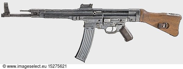 ORDONNANZWAFFEN DEUTSCHLAND BIS 1945  Originales Sturmgewehr 44  Deko  Kal. 8 x 33  Nr. 7882a. Fertigung 1944. Am SchlossgehÃ¤use bezeichnet 'MP 44'. Fertigungscode 'ce' fÃ¼r Sauer & Sohn  Suhl  mit div. Zulieferer-Codes wie 'cos'  'aqr' und WaA-Abnahmen. BrÃ¼nierung mit Trage- und Lagerspuren. Dunkelbraune Bakelitgriffschalen. Buchenholzschaft inkl. Beriemung. Fxo-Magazin mit 'MP 44'. Gute bis sehr gute Gesamterhaltung. Umbau-Zertifikat liegt vor. Erwerbsscheinfrei.