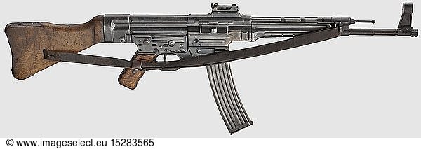 ORDONNANZWAFFEN DEUTSCHLAND BIS 1945  Originales Sturmgewehr 44  DEKO  ohne Fehlteile  Kal. 8 x 33  Nr. 1625. Nummerngleich bis auf Kolben. Fertigung 1945. SchlossgehÃ¤use bezeichnet 'StG44'. Div. WaA-Abnahmen der Zulieferer. BrÃ¼nierung partiell fleckig. Holzgriffschalen. Nussholzschaft mit Beriemung. Originales Magazin bezeichnet 'MP 44'  codiert 'qlw' mit Abnahme Adler/WaA892. Zertifizierter Umbau. Gute bis sehr gute Erhaltung