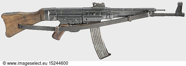 ORDONNANZWAFFEN DEUTSCHLAND BIS 1945  Originales Sturmgewehr 44 (MP 44)  Deko  ohne Fehlteile  Kal. 8 x 33  Nr. 3805e. Fertigung 1944. Am SchlossgehÃ¤use bezeichnet 'MP 44'. Fertigungscode 'bnz' fÃ¼r Steyr-Daimler-Puch AG  Werk Steyr  zusÃ¤tzlich weitere Zulieferer-Codes mit 'WaA'-Abnahmen auf div. Teilen. BrÃ¼nierung mit Trage- und Lagerspuren. Holzgriffschalen. Nussholzkolben komplett mit Beriemung. Korrektes 'gqm'-Magazin  Abnahme Adler/'WaA91' fÃ¼r Loch & Hartenberger  Metallwarenfabrik  Idar-Oberstein  bezeichnet 'MP 44'. Gute Gesamterhaltung. Erwerbsscheinfrei.