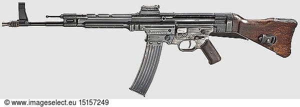 ORDONNANZWAFFEN DEUTSCHLAND BIS 1945  Sturmgewehr 44  modifiziert auf Halbautomat 'SLG 44'  Kal. 8 x 33  Nr. 9843n. Blanker Lauf mit FeuerdÃ¤mpfer. Beschuss 2008. Links am SchlossgehÃ¤use bezeichnet 'MP 44'. Aus brÃ¼nierten und dÃ¼nn phosphatierten Teilen zusammengesetzt. Nussholzschaft mit Beriemung. Griffschalen braunes Bakelit. Originales Magazin  Code 'ayf'. LÃ¤nge 94 cm. Erwerbsscheinpflichtig