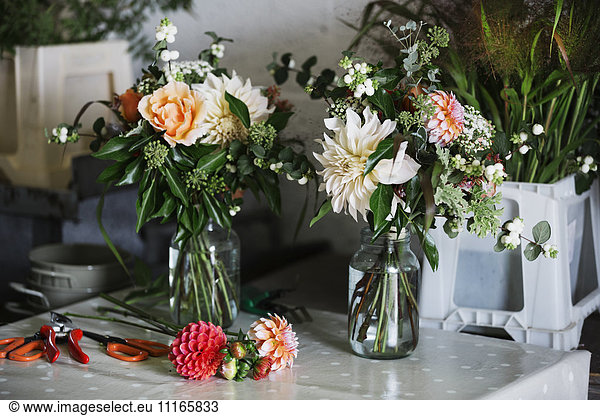 Organic flower arrangements. Hand tied bouquet.