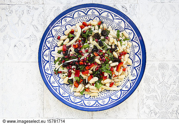Orientalischer Bohnensalat auf Teller