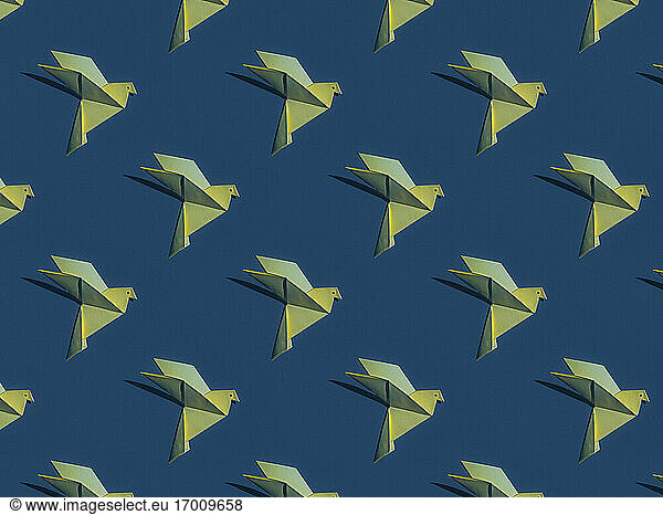 Origami von zwei Ton Vögel auf blauem Hintergrund