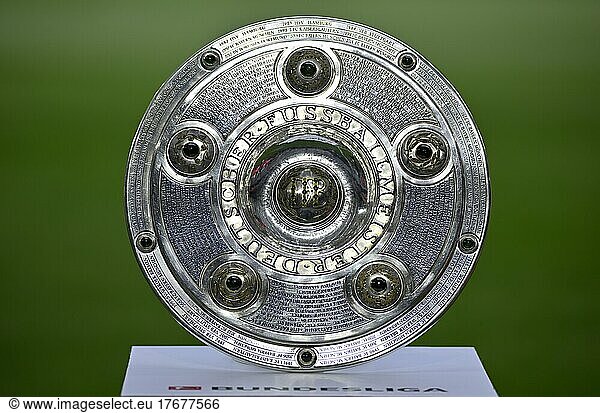 Original Meisterschale  Trophäe  Pokal  auf Podest  Allianz Arena  München  Bayern  Deutschland  Europa