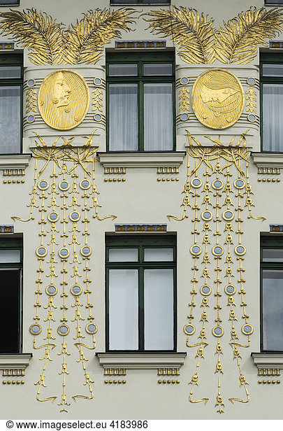 Ornamente und Fenster  Wienzeilenhaus von Otto Wagner  Naschmarkt  Wien  Österreich
