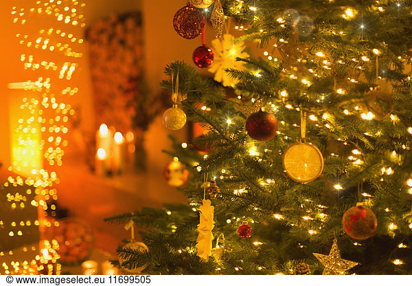 Ornamente und Lichterketten am Weihnachtsbaum