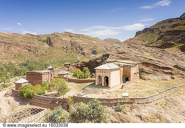 Orthodoxe alte Kirche von Abreha We Atsbeha am Berghang gebaut  Region Tigray  Äthiopien  Afrika