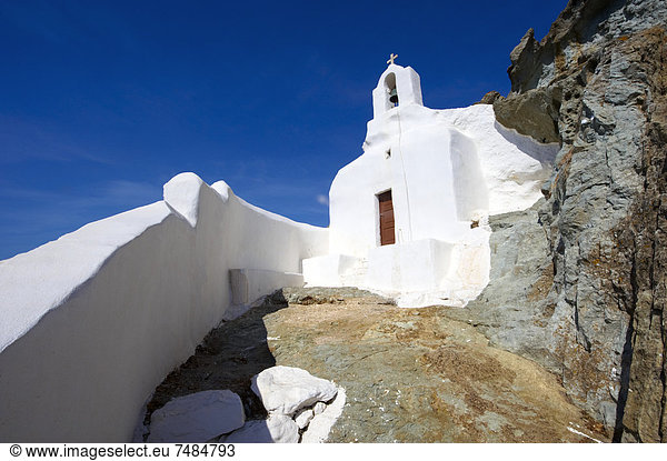 Orthodoxe H÷hlenkirche auf dem Hügel überhalb von Naxos Thira  Naxos  Kykladen  Griechenland  Europa
