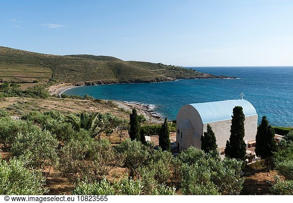 Orthodoxe Kapelle mit Blick auf das Meer  Syros  Kykladen  Ägäis  Griechenland