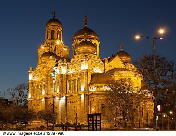 Orthodoxe Kathedrale der Himmelfahrt der Jungfrau Maria bei Nacht  Varna  Bulgarien  Europa