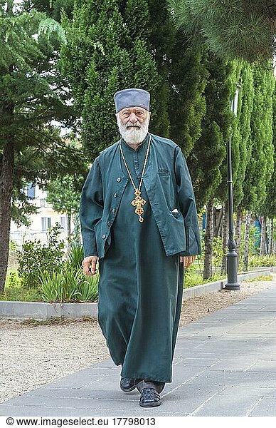 Orthodoxer Papst beim Spaziergang in einem Park  Tiflis  Georgien  Kaukasus  Naher Osten  Nur für redaktionelle Zwecke  Asien