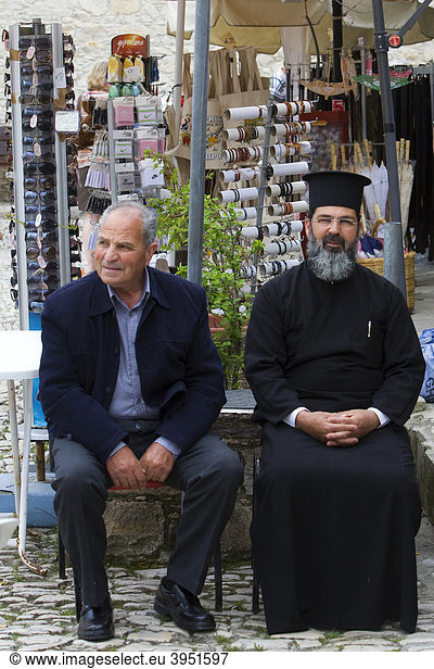 Orthodoxer Priester und alter Mann  Omodos im Troodos Gebirge  Zypern  Griechenland  Europa