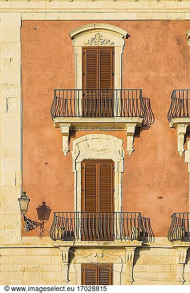 Ortigia  architektonisches Detail von typisch sizilianischen Balkonen  Syrakus (Siracusa)  Sizilien  Italien  Europa. Dies ist ein Foto von architektonischen Detail von typisch sizilianischen Balkonen in Ortigia  Syrakus (Siracusa)  Sizilien  Italien  Europa.
