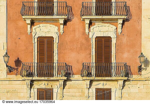 Ortigia  architektonisches Detail von typisch sizilianischen Balkonen und Fensterläden  Syrakus (Siracusa)  Sizilien  Italien  Europa. Dies ist ein Foto von architektonischen Detail der typisch sizilianischen Balkone und Fensterläden in Ortigia  Syrakus (Siracusa)  Sizilien  Italien  Europa.