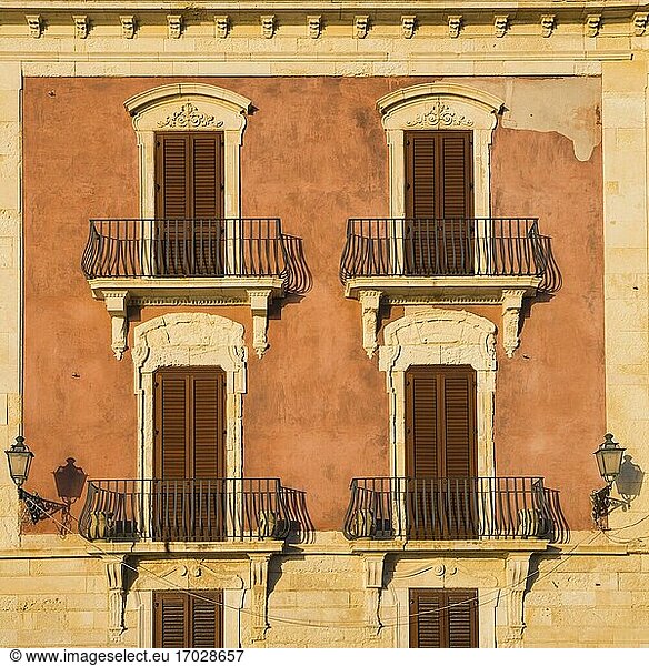 Ortigia (Ortygia)  architektonisches Detail von typisch sizilianischen Balkonen  Syrakus (Siracusa)  UNESCO-Weltkulturerbe  Sizilien  Italien  Europa. Dies ist ein Foto von architektonischen Detail der typisch sizilianischen Balkone in Ortigia (Ortygia)  Syrakus (Siracusa)  UNESCO-Weltkulturerbe  Sizilien  Italien  Europa.